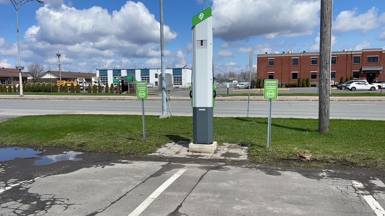 Travelodge By Wyndham Drummondville Zewnętrze zdjęcie
