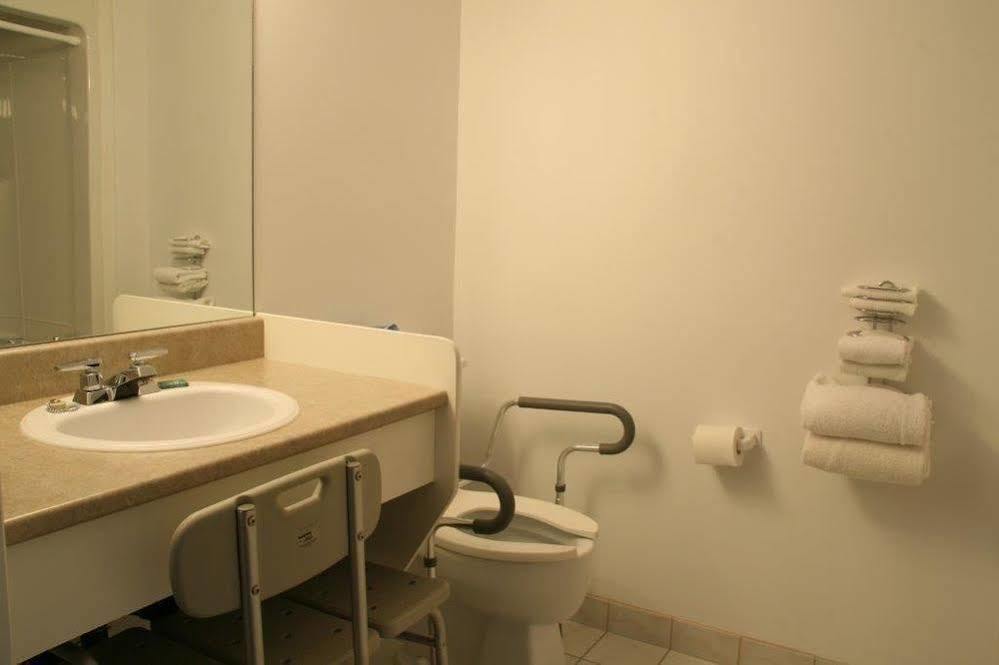 Travelodge By Wyndham Drummondville Zewnętrze zdjęcie
