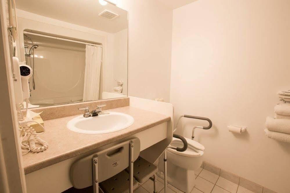 Travelodge By Wyndham Drummondville Zewnętrze zdjęcie
